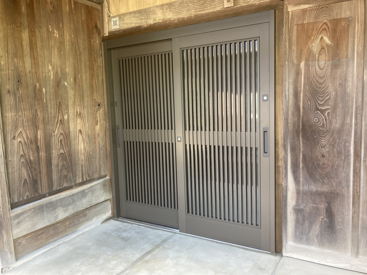 松井トーヨー住建の木製玄関をアルミ製玄関にリフォームしました♪の施工後の写真1