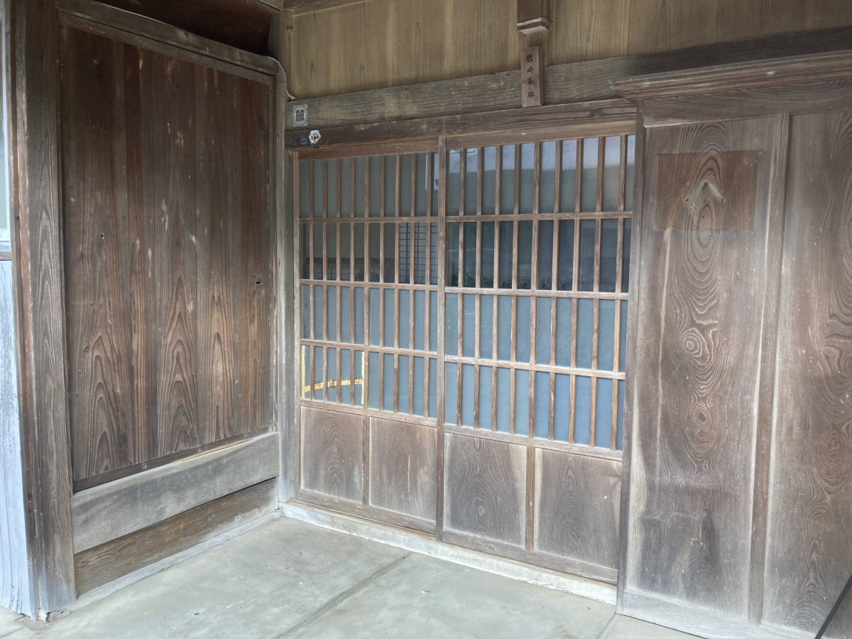 松井トーヨー住建の木製玄関をアルミ製玄関にリフォームしました♪の施工前の写真1