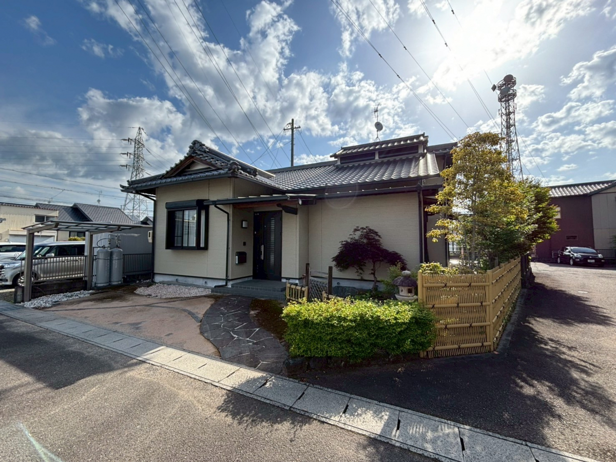 松井トーヨー住建の駐車場を広げようプロジェクト(*^^)v 施工中です♪の施工前の写真1