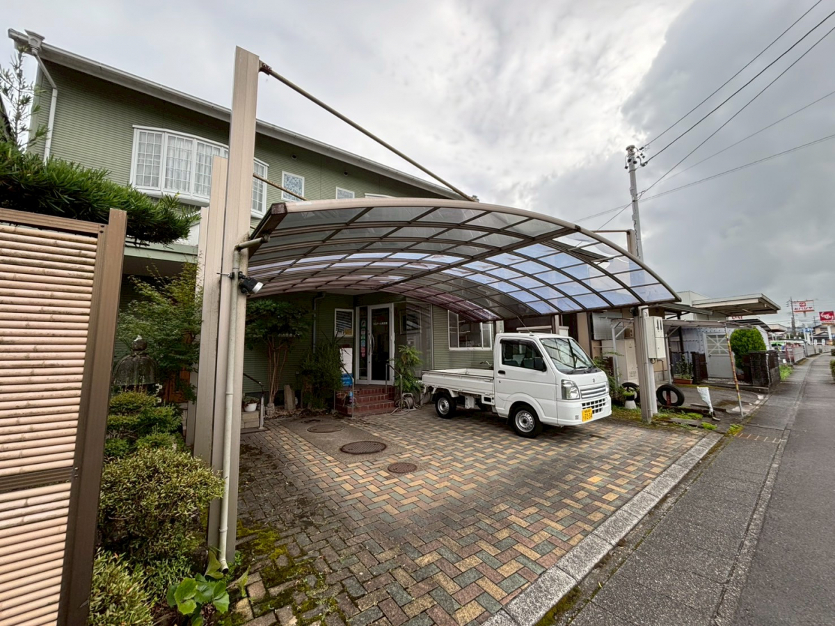 松井トーヨー住建のカーポートを新設しました♪ 氷の塊で屋根に穴が・・・、いわゆる雹 (;'∀')/ です。の施工前の写真3