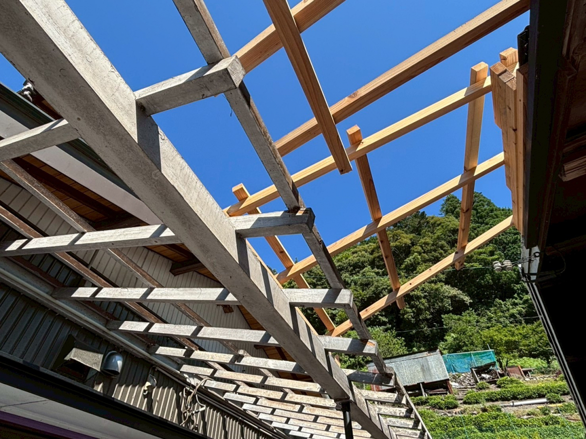 松井トーヨー住建の気分爽快！屋根をゴッソリ変えました♪の施工前の写真1