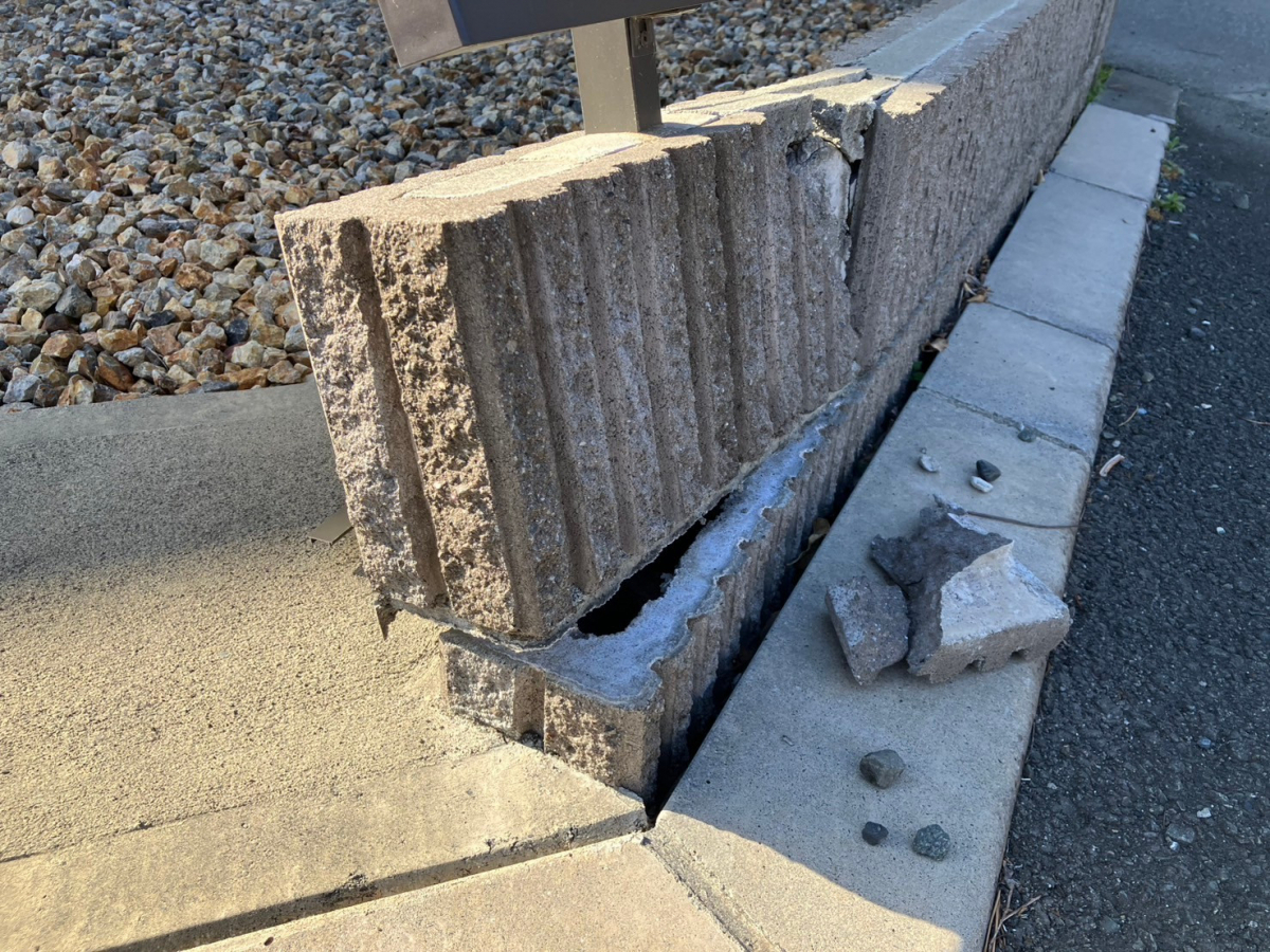 松井トーヨー住建のブロックとフェンスを修復させていただきました ('ω')ノの施工前の写真1