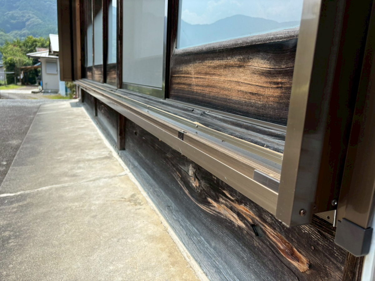 松井トーヨー住建の防災防犯対策！雨戸を取り付けました(^^♪の施工後の写真3