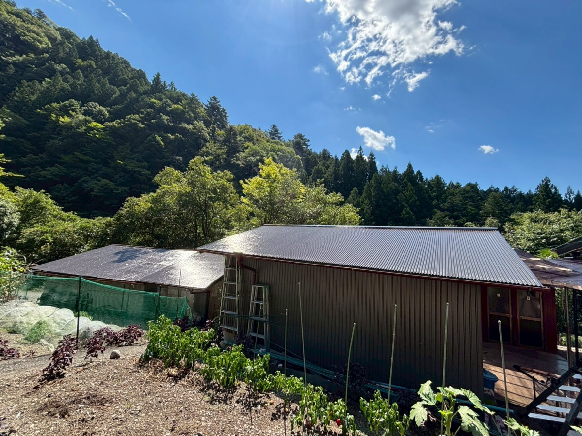 松井トーヨー住建の倉庫のトタン屋根を塗装しました(^^♪の施工後の写真1