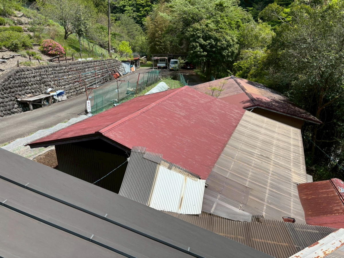 松井トーヨー住建の倉庫のトタン屋根を塗装しました(^^♪の施工前の写真1