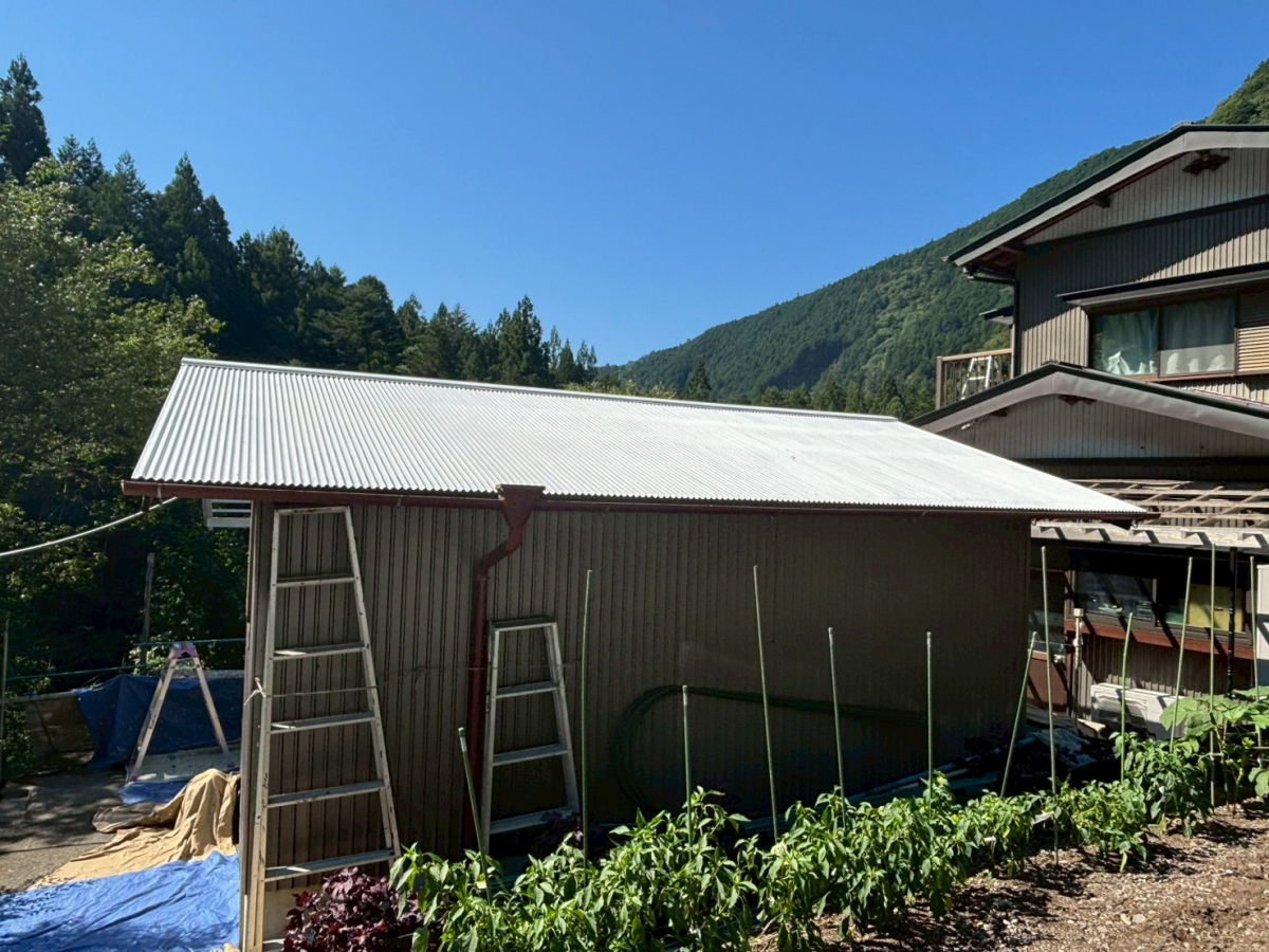 松井トーヨー住建の倉庫のトタン屋根を塗装しました(^^♪の施工前の写真2