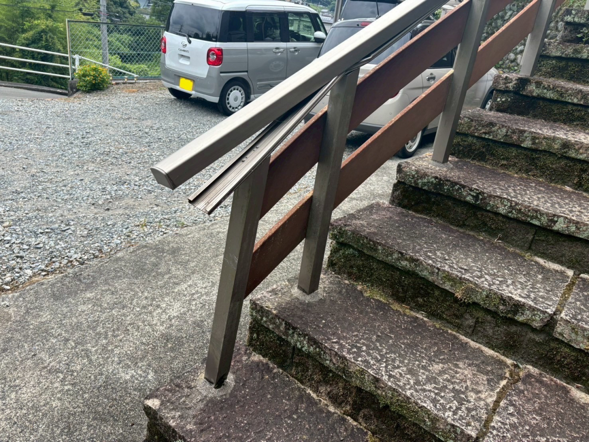 松井トーヨー住建のほんのちょっとだけ(;'∀') / 曲がってしまった手摺りを修復しました(*'ω'*)の施工前の写真1