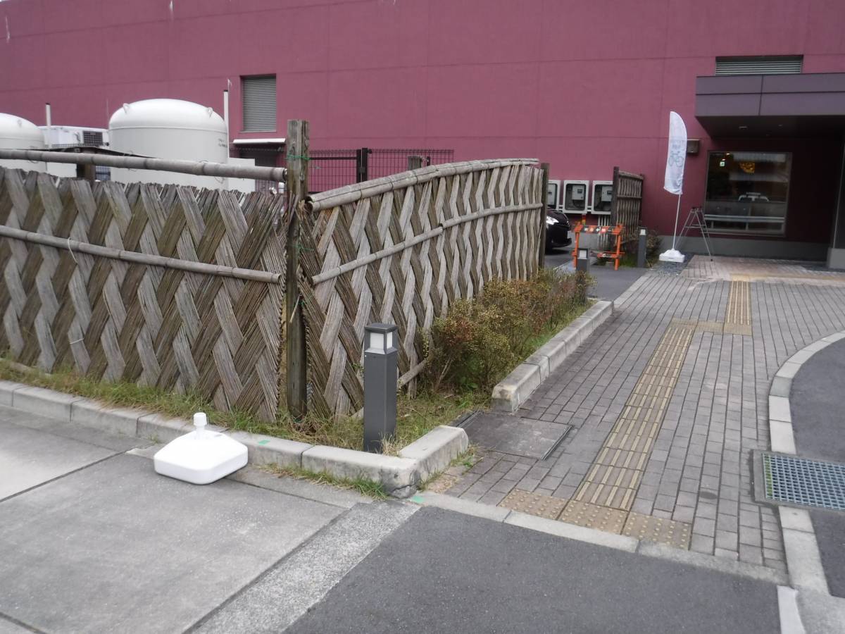 松井トーヨー住建の竹垣風フェンス取付の施工前の写真1