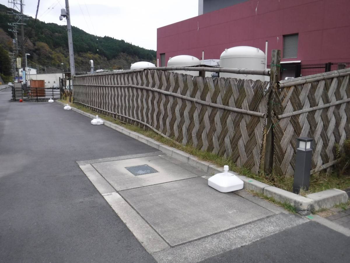 松井トーヨー住建の竹垣風フェンス取付の施工前の写真2
