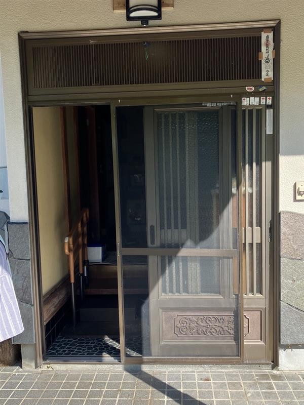 松井トーヨー住建の玄関引戸取替、壁を壊さず1dayリフォーム!の施工前の写真1