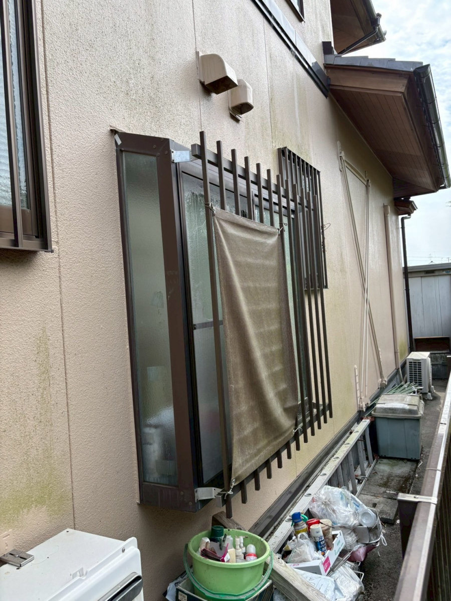 松井トーヨー住建の雨漏りがしている窓と壁を交換しました。の施工前の写真1