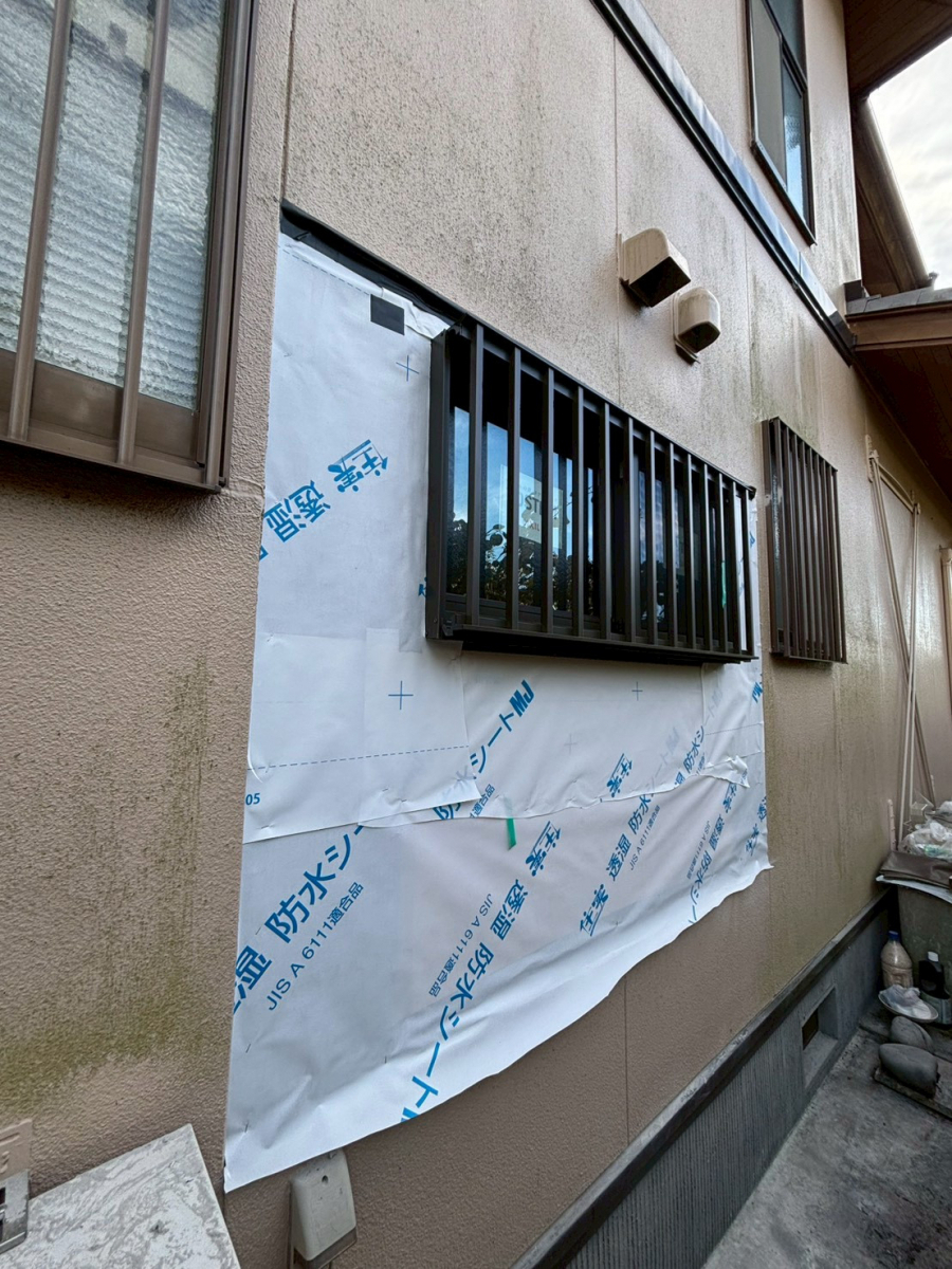 松井トーヨー住建の雨漏りがしている窓と壁を交換しました。の施工前の写真2