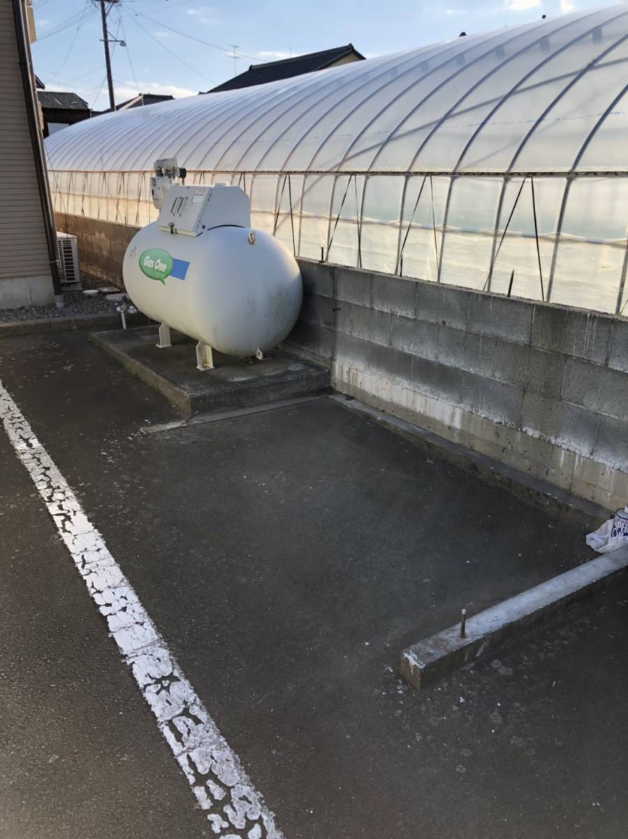 松井トーヨー住建の駐輪場取付の施工前の写真2