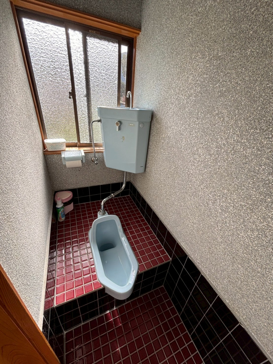 松井トーヨー住建の２階のトイレ室をリフォームしました(^^♪の施工前の写真1