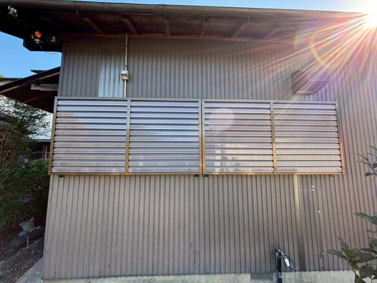 松井トーヨー住建の雨対策で目隠しルーバーを設置しました(^^♪の施工後の写真1