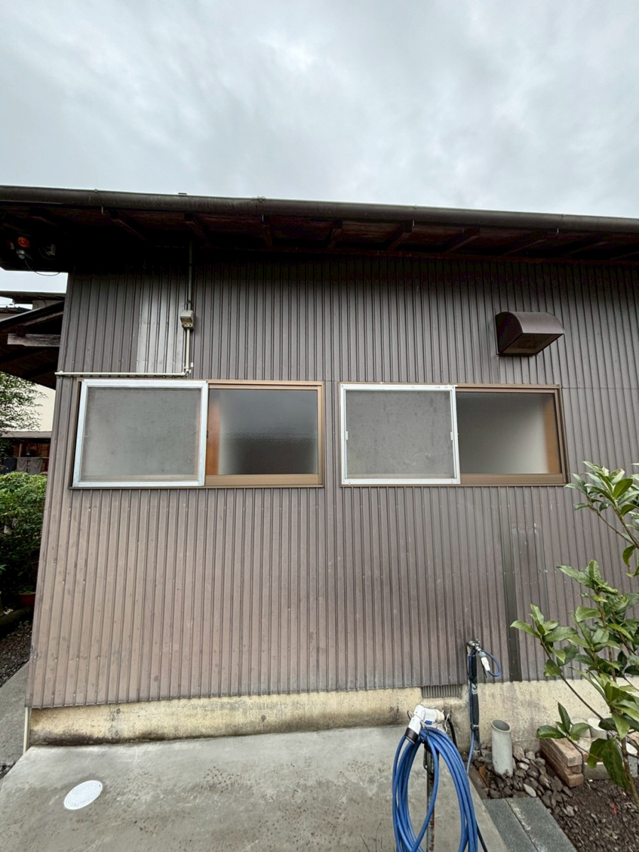 松井トーヨー住建の雨対策で目隠しルーバーを設置しました(^^♪の施工前の写真1