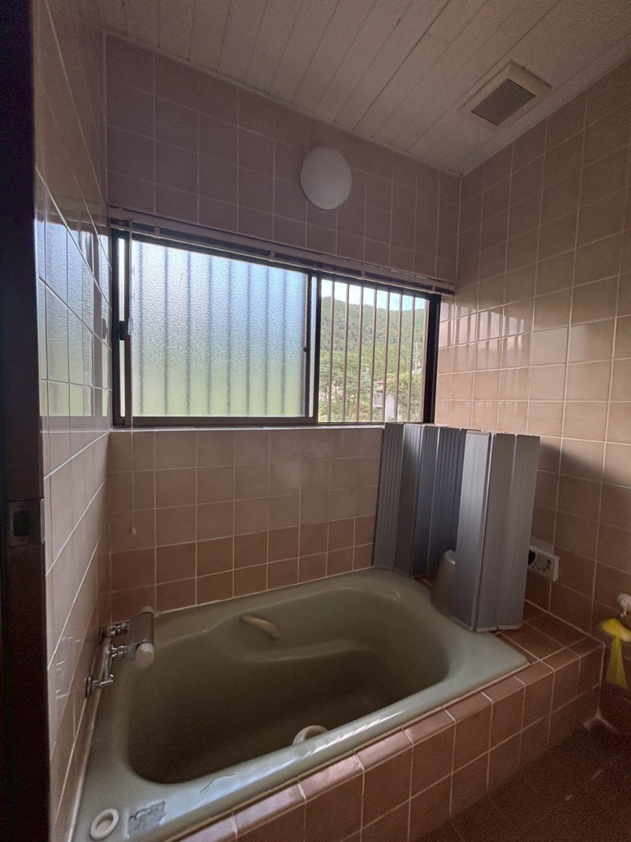 松井トーヨー住建の【ただいま、施工中】タイルの浴室がユニットバスへ大変身の巻き(^^)vの施工前の写真2