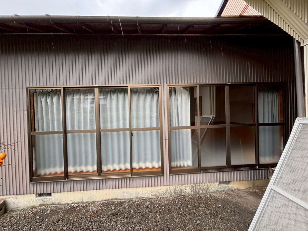 松井トーヨー住建の年末大掃除に向けて網戸の網、交換です(^^)vの施工前の写真1