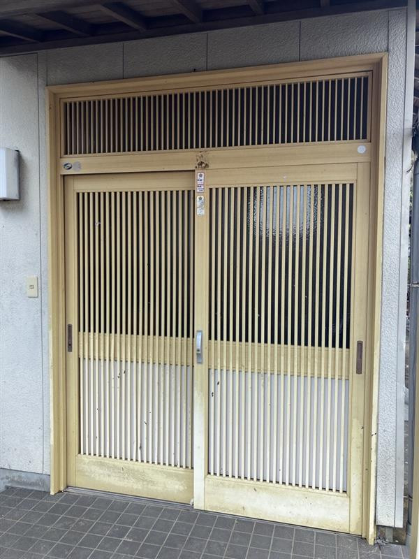 松井トーヨー住建の壁を壊さず1日で玄関交換リフォーム！！の施工前の写真1