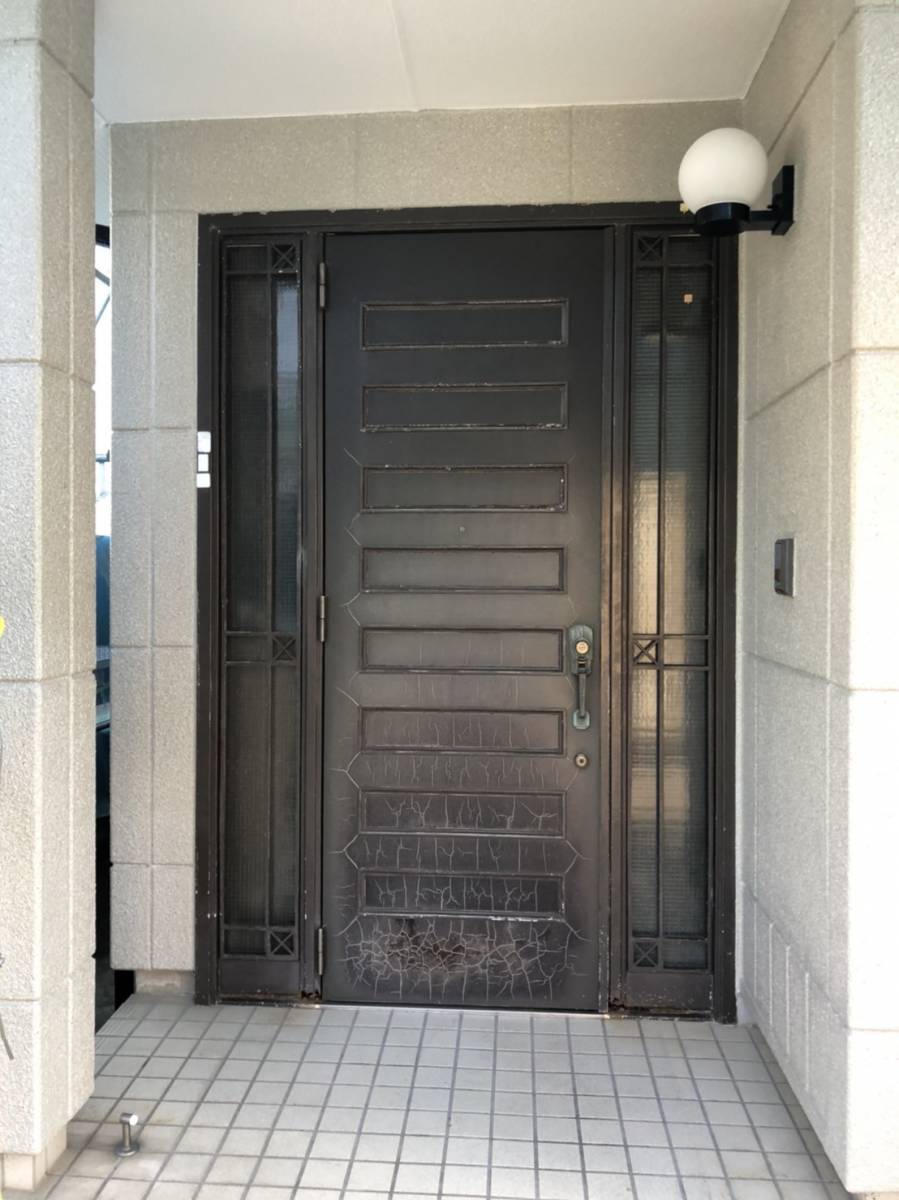 松井トーヨー住建の玄関ドアリシェントの施工前の写真1