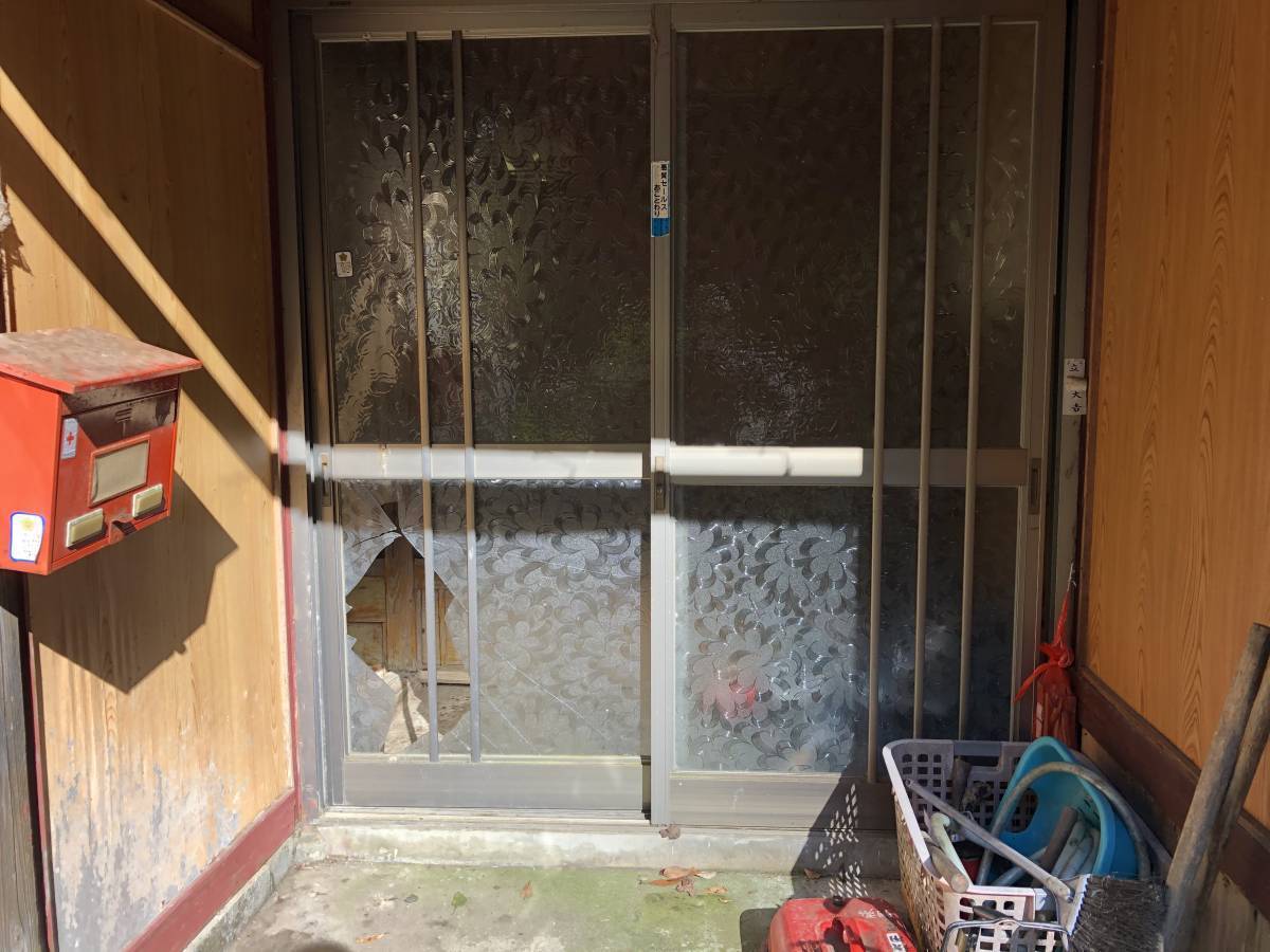 松井トーヨー住建の玄関引き戸　ガラス障子交換の施工前の写真1