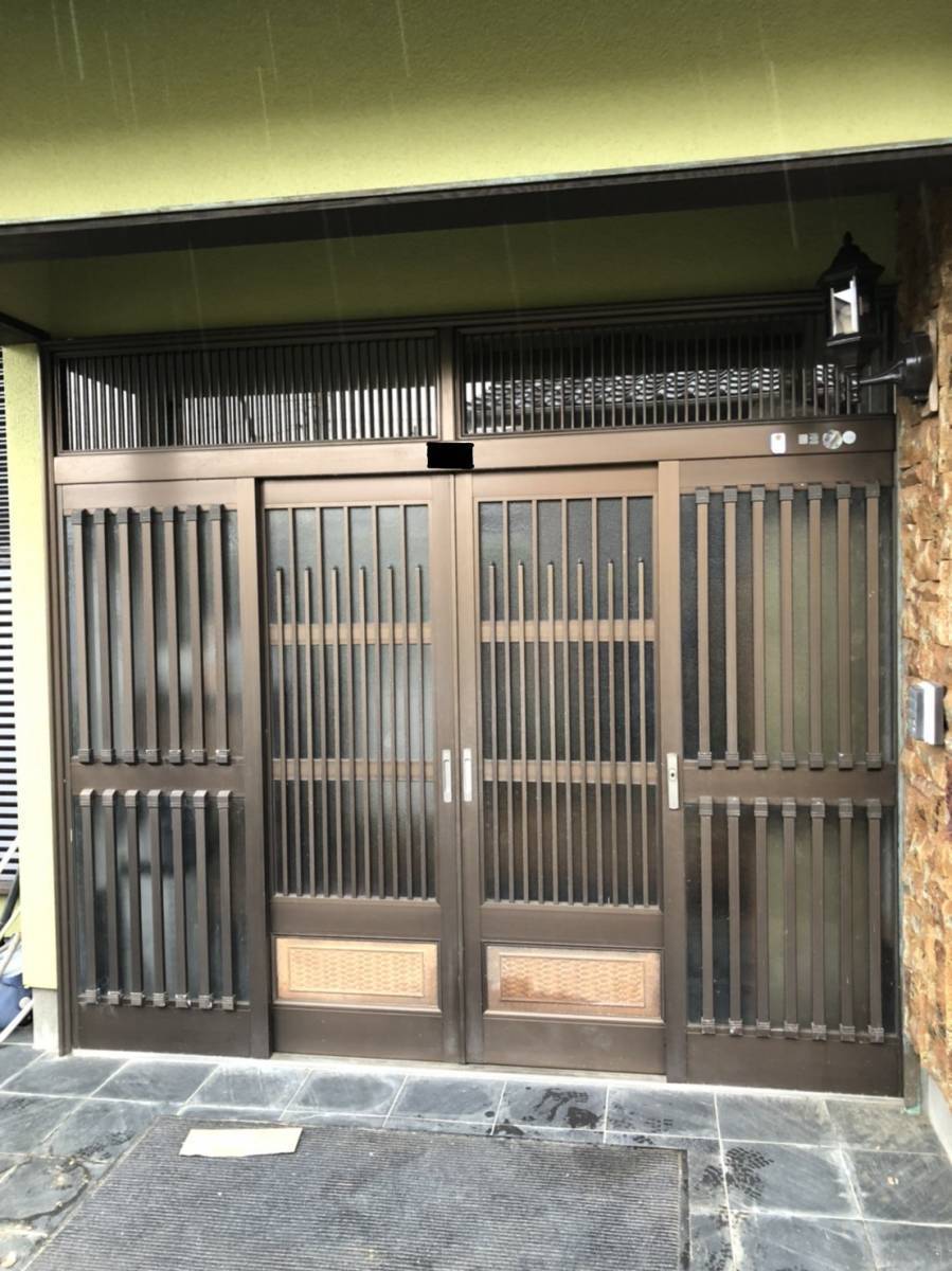 松井トーヨー住建の玄関4枚引戸取替工事の施工前の写真1