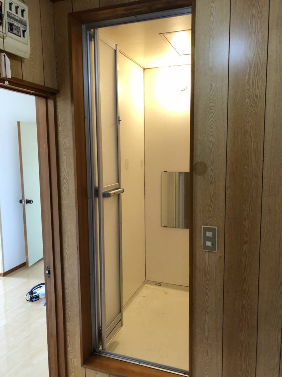 松井トーヨー住建の浴室中折れ戸交換の施工後の写真2