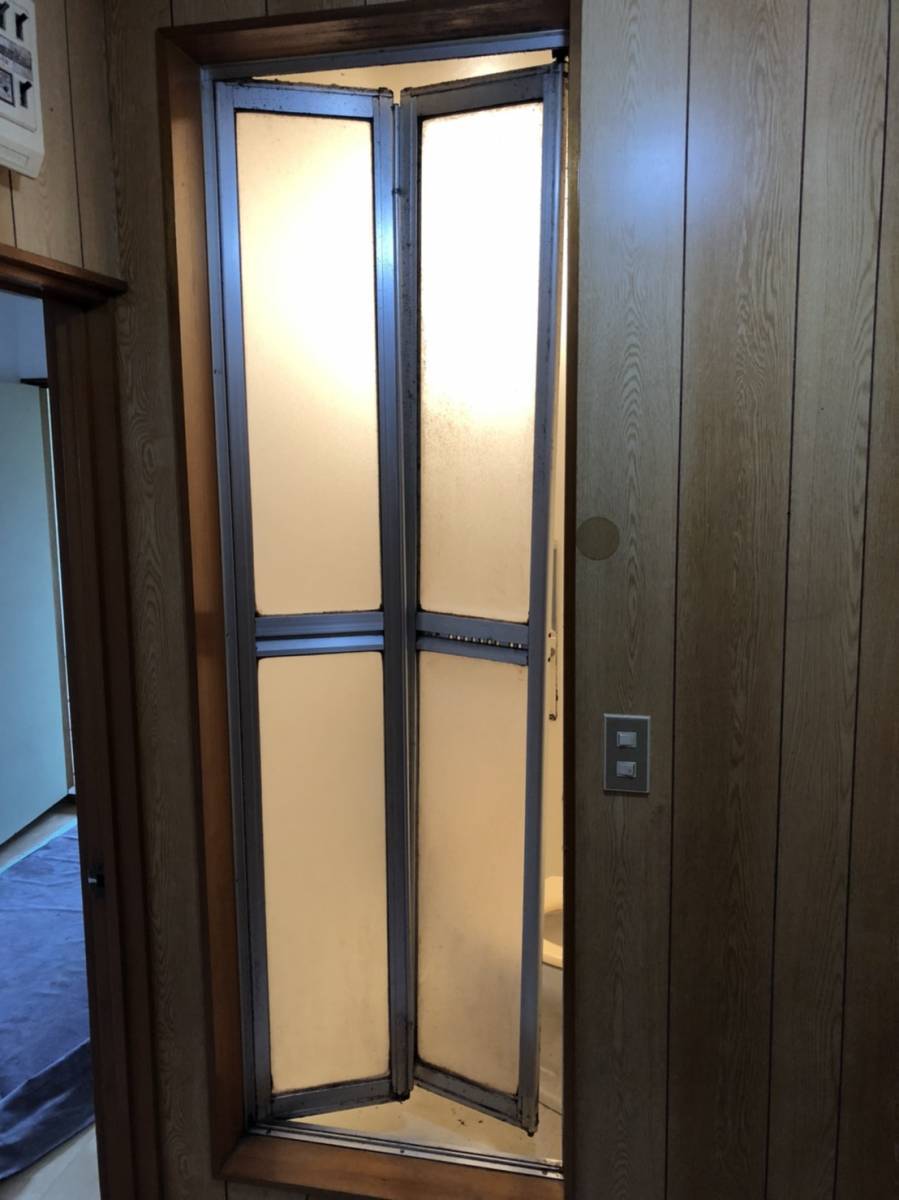 松井トーヨー住建の浴室中折れ戸交換の施工前の写真1