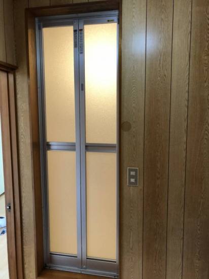 松井トーヨー住建の浴室中折れ戸交換施工事例写真1