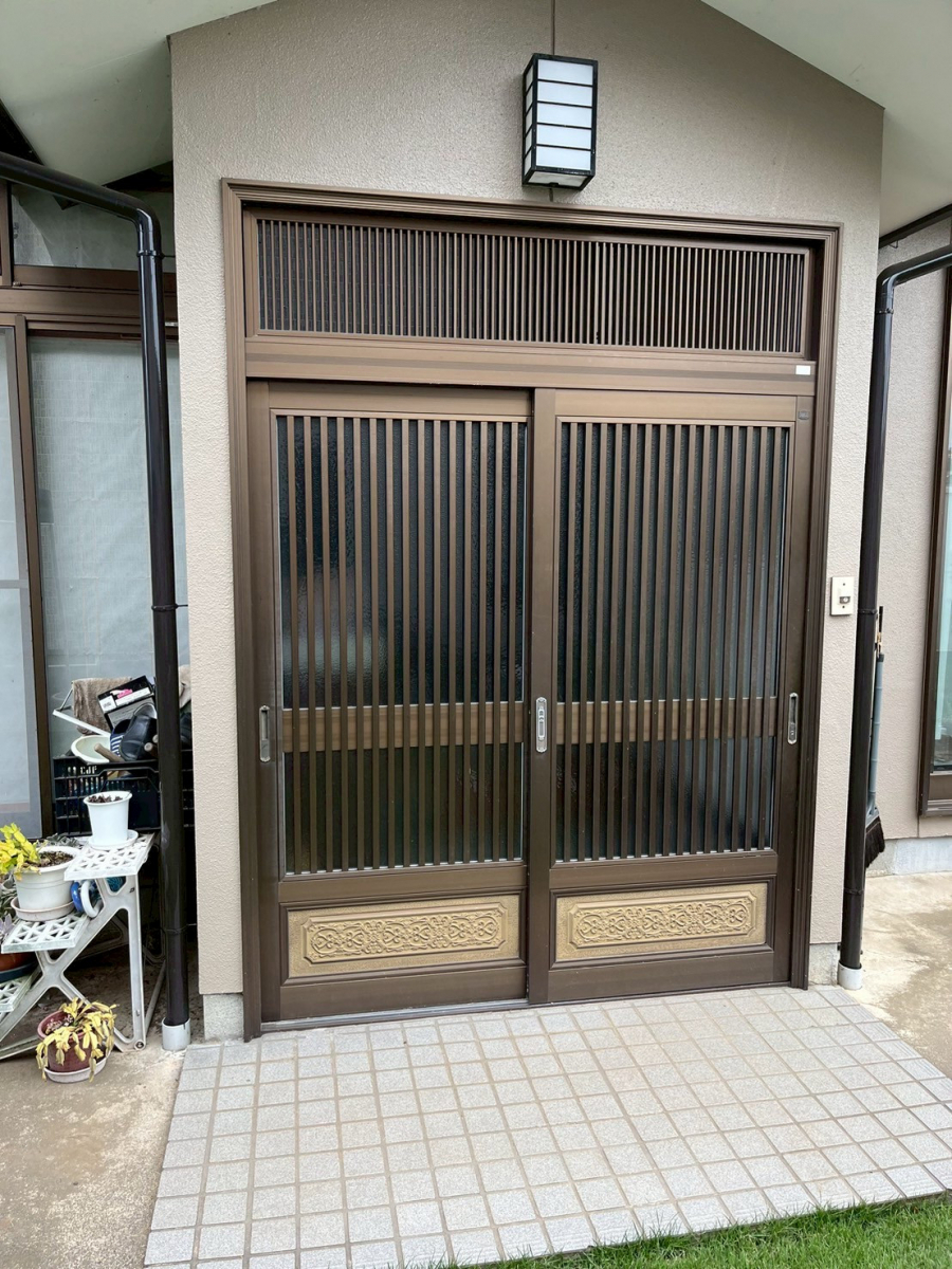 松本ガラスサッシセンターの玄関ドア工事の施工前の写真1