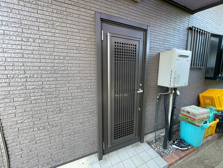 藤野トーヨー住器 富津中央の『千葉県市原市』勝手口ドア交換!壁をこわさず1日で交換の施工後の写真1