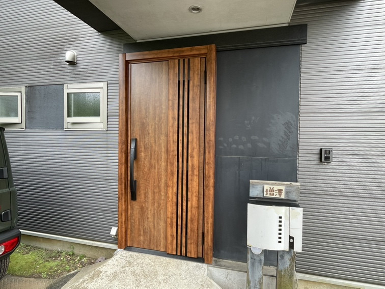 藤野トーヨー住器 富津中央の『千葉県千葉市』玄関ドア交換工事の施工後の写真1