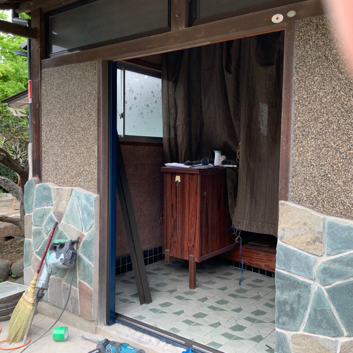 藤野トーヨー住器 富津中央の『千葉県富津市』オーダー玄関引戸交換工事の施工前の写真2