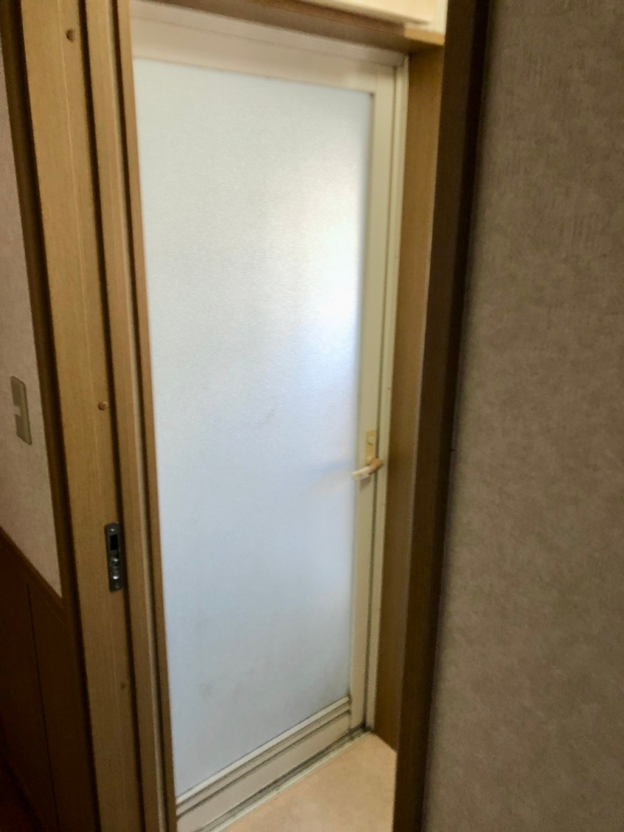 藤野トーヨー住器 富津中央の『千葉県富津市』リシェント浴室開きドア交換の施工前の写真1