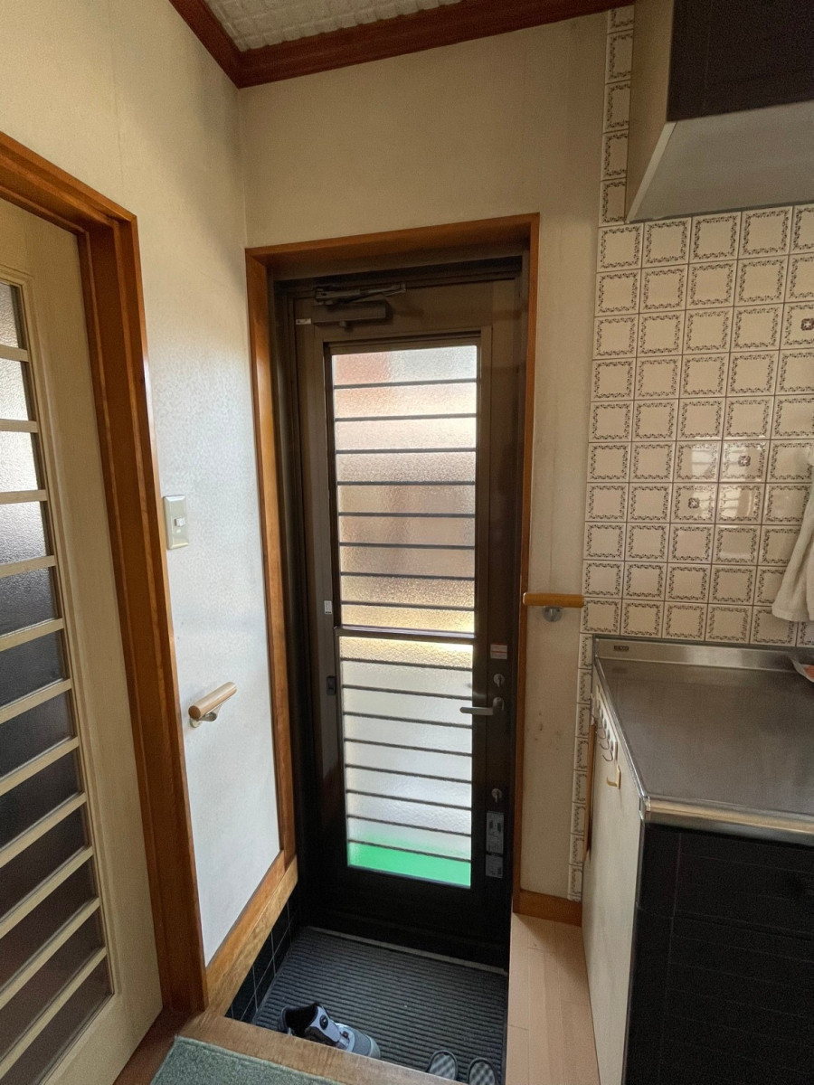 藤野トーヨー住器 富津中央の『千葉県市原市』勝手口ドア交換　ＬＩＸＩＬ勝手口リシェントの施工後の写真2