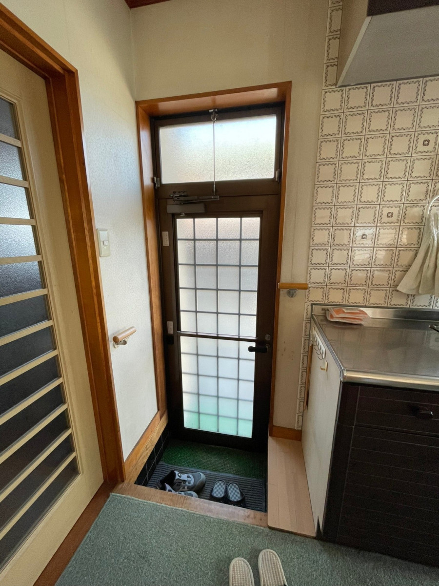 藤野トーヨー住器 富津中央の『千葉県市原市』勝手口ドア交換　ＬＩＸＩＬ勝手口リシェントの施工前の写真2