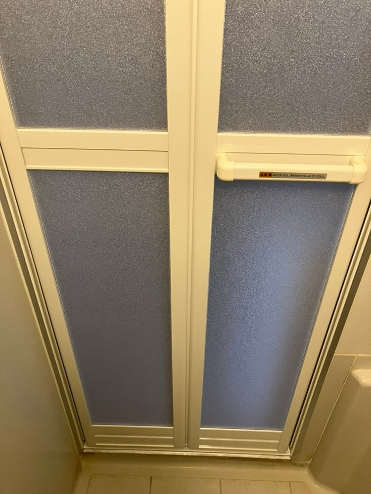 藤野トーヨー住器 富津中央の『千葉県稲毛区』浴室中折れドア交換　ＬＩＸＩＬリシェント浴室中折れドアの施工後の写真2