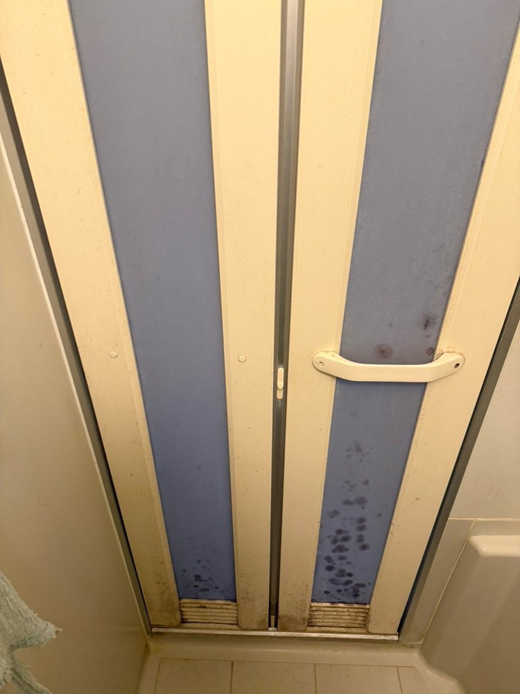 藤野トーヨー住器 富津中央の『千葉県稲毛区』浴室中折れドア交換　ＬＩＸＩＬリシェント浴室中折れドアの施工前の写真2