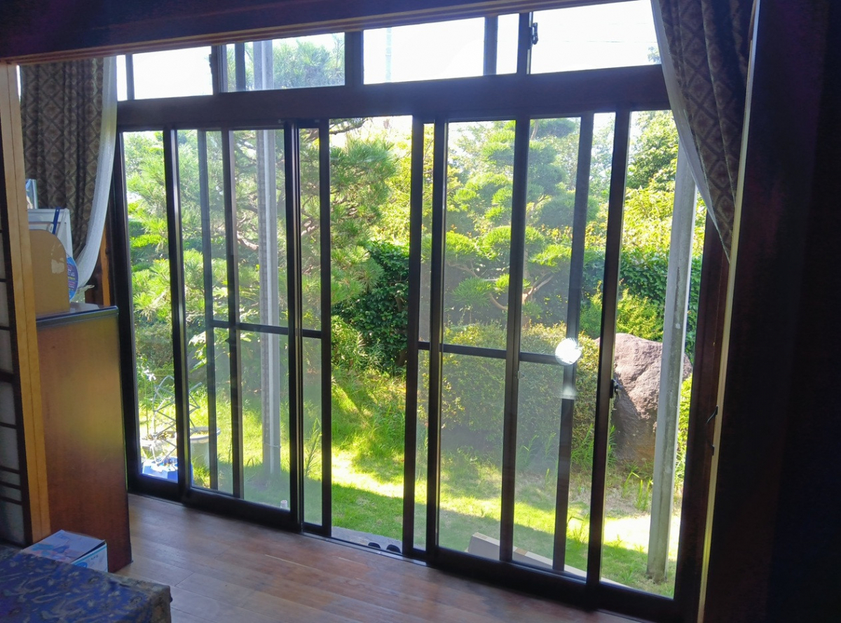 アサオカアルミの【西尾市吉良町】縁側のサッシに内窓を付けました😊の施工前の写真1