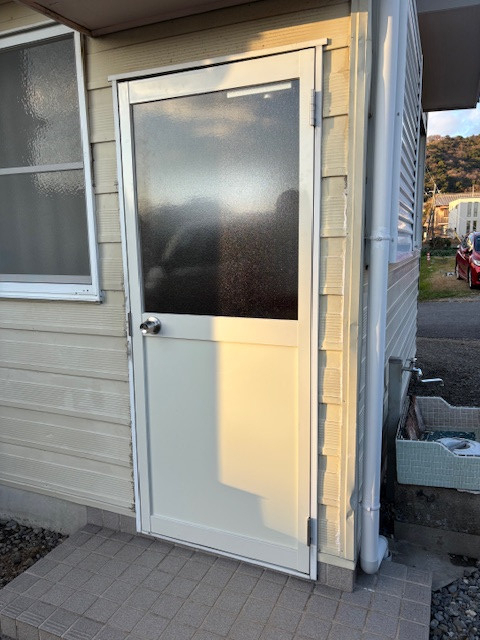 アサオカアルミの【西尾市西幡豆町】勝手口ドアを交換しました😊の施工後の写真1