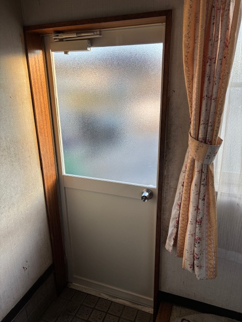 アサオカアルミの【西尾市西幡豆町】勝手口ドアを交換しました😊の施工後の写真2