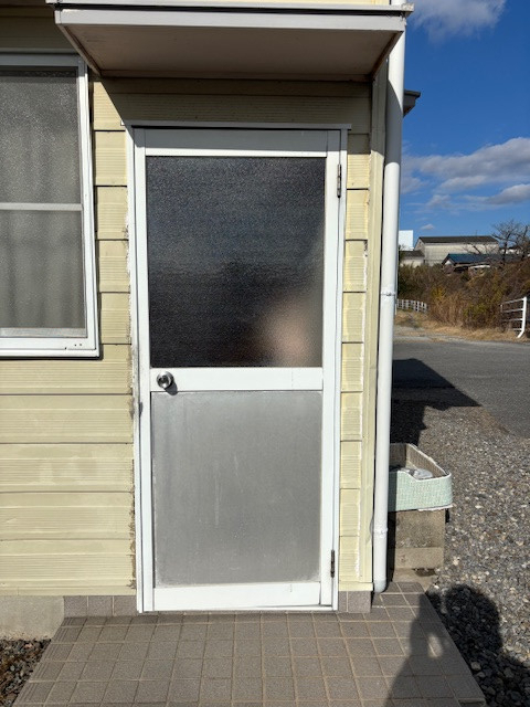 アサオカアルミの【西尾市西幡豆町】勝手口ドアを交換しました😊の施工前の写真1
