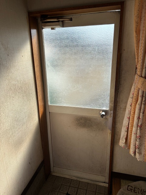 アサオカアルミの【西尾市西幡豆町】勝手口ドアを交換しました😊の施工前の写真2