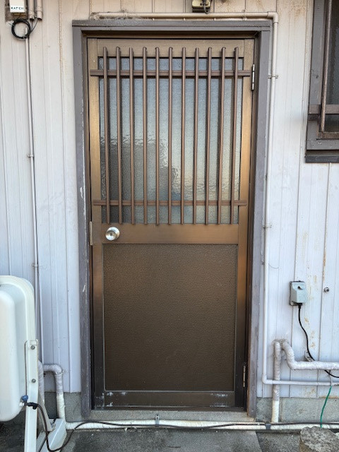 アサオカアルミの【西尾市吉良町】勝手口ドアリフォーム😊の施工前の写真1