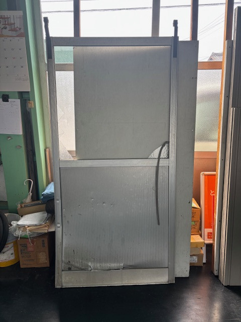 アサオカアルミの【西尾市吉良町】吊り戸、車で当てて凹んでしまった😮の施工前の写真1