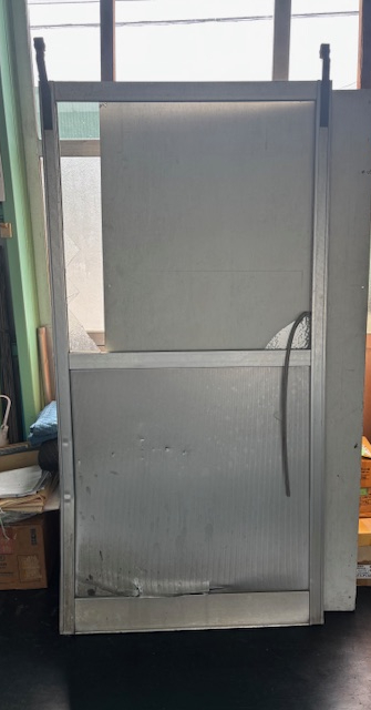 アサオカアルミの【西尾市吉良町】吊り戸、車で当てて凹んでしまった😮施工事例写真1