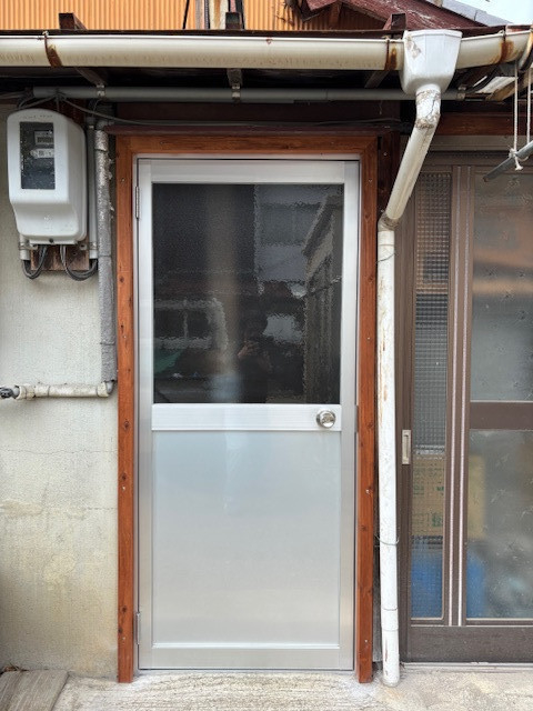 アサオカアルミの【西尾市東幡豆町】勝手口ドア取替😊の施工後の写真1
