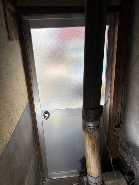 アサオカアルミの【西尾市東幡豆町】勝手口ドア取替😊の施工後の写真2