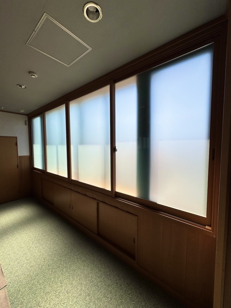 松井硝子店の015 お寺の窓交換！熱中症回避！💦の施工後の写真3