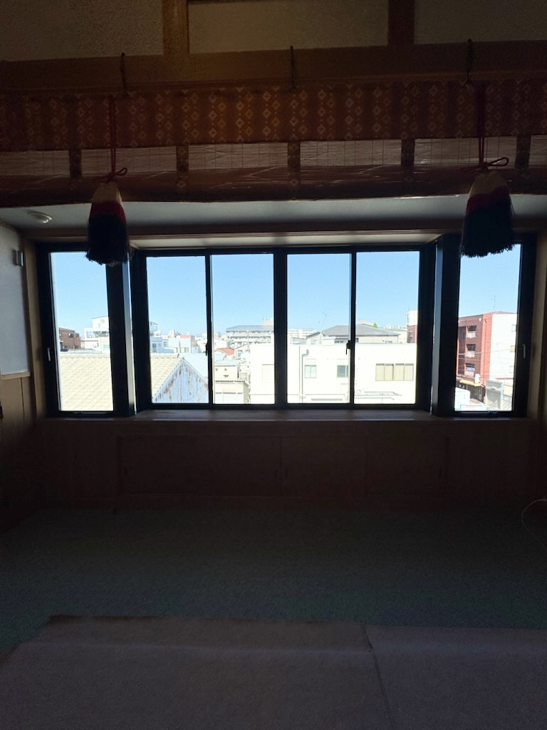 松井硝子店の015 お寺の窓交換！熱中症回避！💦の施工前の写真2